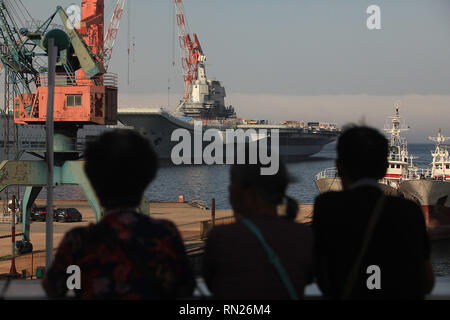 Dalian, Provinz Liaoning, China. 19. Juli 2018. Chinas zwei Flugzeugträger, eine aus der Ukraine gekauft und eine im Inland gebaut (nicht dargestellt), werden in einer Werft festgemacht, wie Sie ständige Modifikationen in Dalian in der chinesischen Hafenstadt in der Provinz Liaoning, am 19. Juli 2018. China hat seine erste homegrown Träger im Mai. Das Ziel der militärischen Operationen in China auf der ganzen Welt ist in den USA als der weltweit führende Supermacht zu ersetzen, der CIA Michael Collins sagte letzte Woche. Credit: Stephen Rasierer/ZUMA Draht/Alamy leben Nachrichten Stockfoto