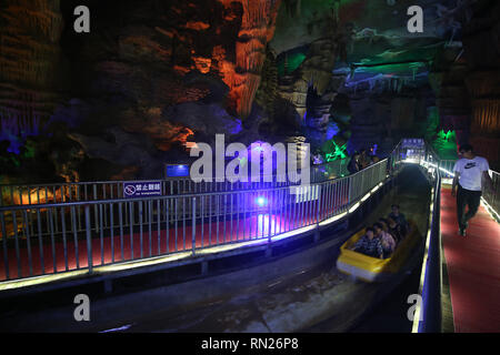 August 23, 2018 - Tai'an, Shandong, China - chinesische Touristen besuchen die das Great Rift Valley Mount Tai, Provinz Shandong, am 23. August 2018. Auf einer Fläche von 1,28 Millionen Quadratmetern, die 6.000 Meter ungerade lange Karsthöhle ist ungefähr 500 Millionen Jahren. Credit: Stephen Rasierer/ZUMA Draht/Alamy leben Nachrichten Stockfoto