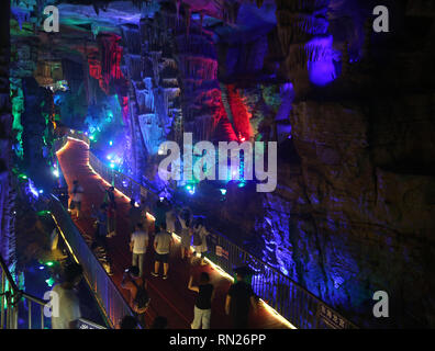 August 23, 2018 - Tai'an, Shandong, China - chinesische Touristen besuchen die das Great Rift Valley Mount Tai, Provinz Shandong, am 23. August 2018. Auf einer Fläche von 1,28 Millionen Quadratmetern, die 6.000 Meter ungerade lange Karsthöhle ist ungefähr 500 Millionen Jahren. Credit: Stephen Rasierer/ZUMA Draht/Alamy leben Nachrichten Stockfoto