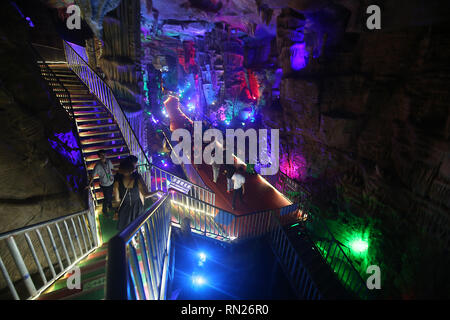 August 23, 2018 - Tai'an, Shandong, China - chinesische Touristen besuchen die das Great Rift Valley Mount Tai, Provinz Shandong, am 23. August 2018. Auf einer Fläche von 1,28 Millionen Quadratmetern, die 6.000 Meter ungerade lange Karsthöhle ist ungefähr 500 Millionen Jahren. Credit: Stephen Rasierer/ZUMA Draht/Alamy leben Nachrichten Stockfoto