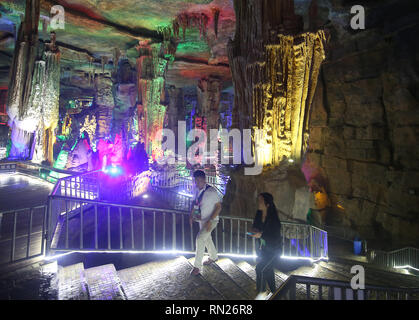 August 23, 2018 - Tai'an, Shandong, China - chinesische Touristen besuchen die das Great Rift Valley Mount Tai, Provinz Shandong, am 23. August 2018. Auf einer Fläche von 1,28 Millionen Quadratmetern, die 6.000 Meter ungerade lange Karsthöhle ist ungefähr 500 Millionen Jahren. Credit: Stephen Rasierer/ZUMA Draht/Alamy leben Nachrichten Stockfoto