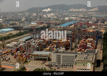 Dalian, Provinz Liaoning, China. 20. Juli 2018. Ein Gesamtbild von Dalian port, einem großen chinesischen Hafenstadt in der Provinz Liaoning, am 20. Juli 2018. Millionen von Arbeitsplätzen und die unteren Linien der großen Schifffahrtsgesellschaften, die 80 Prozent der weltweiten Handel Konto, hängen von Gütern Verfahren der Ozeane. China und die USA gedroht haben zu 25 Prozent Zölle auf eine Reihe von Waren im Wert von insgesamt fast 100 Mrd. $ tauschen. Credit: Stephen Rasierer/ZUMA Draht/Alamy leben Nachrichten Stockfoto