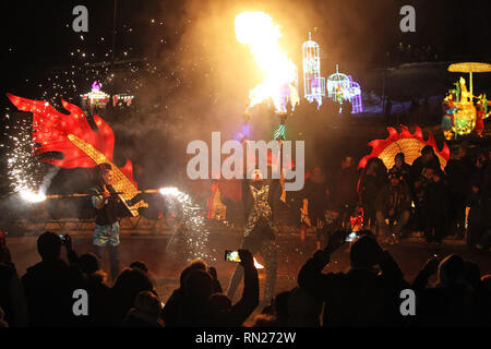 Kiew, Ukraine. 16 Feb, 2019. Künstler führt mit Feuer während 'Giant Chinesische Laternen Festival" am Gesang Feld in Kiew. 15 tausend Glühbirnen und mehr als zwei Kilometer von Seide sind für 30 riesige Lichtinstallationen, von denen jede symbolisiert einen alten Volksmärchen oder Legende von China verwendet. Das Festival der riesigen chinesischen Laternen ist einer der bekanntesten Ausstellungen in der Welt, die in mehr als 40 Ländern abgehalten wurde, so die Veranstalter. Credit: Pavlo Gontschar/SOPA Images/ZUMA Draht/Alamy leben Nachrichten Stockfoto