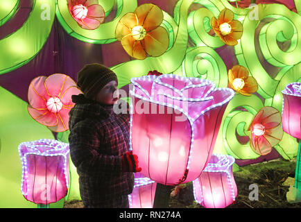 Kiew, Ukraine. 16 Feb, 2019. Ein Kind gesehen auf Laternen Installationen während 'Giant Chinesische Laternen Festival" am Gesang Feld in Kiew. 15 tausend Glühbirnen und mehr als zwei Kilometer von Seide sind für 30 riesige Lichtinstallationen, von denen jede symbolisiert einen alten Volksmärchen oder Legende von China verwendet. Das Festival der riesigen chinesischen Laternen ist einer der bekanntesten Ausstellungen in der Welt, die in mehr als 40 Ländern abgehalten wurde, so die Veranstalter. Credit: Pavlo Gontschar/SOPA Images/ZUMA Draht/Alamy leben Nachrichten Stockfoto