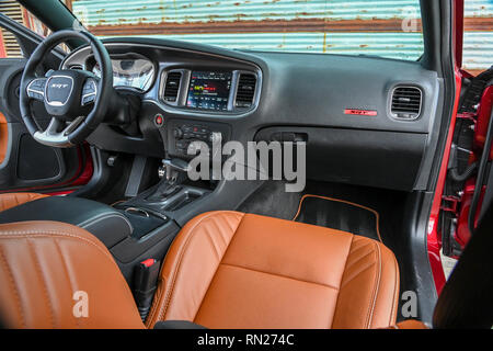 Feb 11, 2019: 2018 Dodge Charger SRT Hellcat 6,2L aufgeladenen HEMI Motor Albert Pena/CSM Stockfoto
