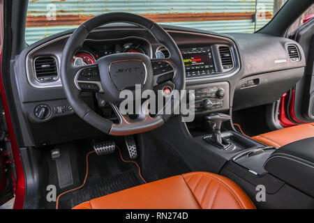 Feb 11, 2019: 2018 Dodge Charger SRT Hellcat 6,2L aufgeladenen HEMI Motor Albert Pena/CSM Stockfoto