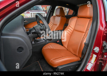 Feb 11, 2019: 2018 Dodge Charger SRT Hellcat 6,2L aufgeladenen HEMI Motor Albert Pena/CSM Stockfoto