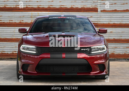 Feb 11, 2019: 2018 Dodge Charger SRT Hellcat 6,2L aufgeladenen HEMI Motor Albert Pena/CSM Stockfoto