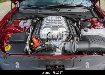 Feb 11, 2019: 2018 Dodge Charger SRT Hellcat 6,2L aufgeladenen HEMI Motor Albert Pena/CSM Stockfoto