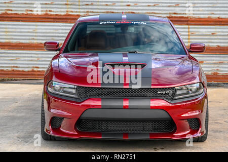 Feb 11, 2019: 2018 Dodge Charger SRT Hellcat 6,2L aufgeladenen HEMI Motor Albert Pena/CSM Stockfoto