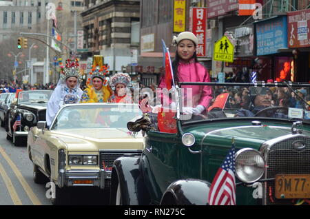 Manhattan, New York, USA. 5. Februar, 2017. Die Teilnehmer, sich mit traditionellen chinesischen Kostüme gesehen, alten Oldtimer während des Chinese New Year Parade in Chinatown. chinesischen Gemeinschaften auf der ganzen Welt feierten das Chinesische Neue Jahr 2019, das Jahr des Schweins. Credit: Ryan Rahman/SOPA Images/ZUMA Draht/Alamy leben Nachrichten Stockfoto