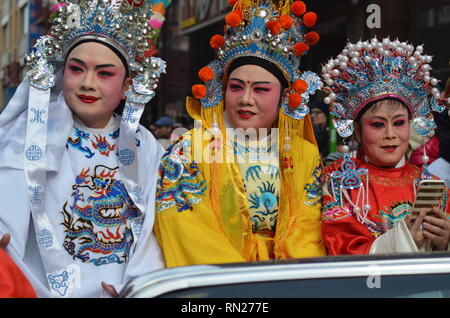 Manhattan, New York, USA. 5. Februar, 2017. Die Teilnehmer gesehen, mit traditionellen chinesischen Kostüme während des Chinese New Year Parade in Chinatown. chinesischen Gemeinschaften auf der ganzen Welt feierten das Chinesische Neue Jahr 2019, das Jahr des Schweins. Credit: Ryan Rahman/SOPA Images/ZUMA Draht/Alamy leben Nachrichten Stockfoto