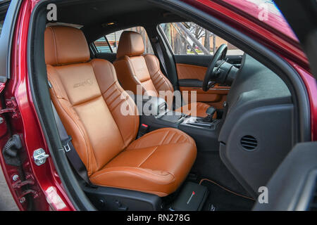 Feb 11, 2019: 2018 Dodge Charger SRT Hellcat 6,2L aufgeladenen HEMI Motor Albert Pena/CSM Stockfoto