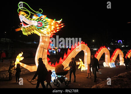 Kiew, Ukraine. 16. Februar 2019. Menschen gesehen auf Laternen Installationen während 'Giant Chinesische Laternen Festival" am Gesang Feld in Kiew. 15 tausend Glühbirnen und mehr als zwei Kilometer von Seide sind für 30 riesige Lichtinstallationen, von denen jede symbolisiert einen alten Volksmärchen oder Legende von China verwendet. Das Festival der riesigen chinesischen Laternen ist einer der bekanntesten Ausstellungen in der Welt, die in mehr als 40 Ländern abgehalten wurde, so die Veranstalter. Credit: SOPA Images Limited/Alamy leben Nachrichten Stockfoto