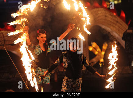 Kiew, Ukraine. 16. Februar 2019. Künstler mit Feuer während 'Giant Chinesische Laternen Festival" am Gesang Feld in Kiew. 15 tausend Glühbirnen und mehr als zwei Kilometer von Seide sind für 30 riesige Lichtinstallationen, von denen jede symbolisiert einen alten Volksmärchen oder Legende von China verwendet. Das Festival der riesigen chinesischen Laternen ist einer der bekanntesten Ausstellungen in der Welt, die in mehr als 40 Ländern abgehalten wurde, so die Veranstalter. Credit: SOPA Images Limited/Alamy leben Nachrichten Stockfoto