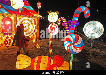 Kiew, Ukraine. 16. Februar 2019. Frau gesehen auf Laternen Installationen während 'Giant Chinesische Laternen Festival" am Gesang Feld in Kiew. 15 tausend Glühbirnen und mehr als zwei Kilometer von Seide sind für 30 riesige Lichtinstallationen, von denen jede symbolisiert einen alten Volksmärchen oder Legende von China verwendet. Das Festival der riesigen chinesischen Laternen ist einer der bekanntesten Ausstellungen in der Welt, die in mehr als 40 Ländern abgehalten wurde, so die Veranstalter. Credit: SOPA Images Limited/Alamy leben Nachrichten Stockfoto