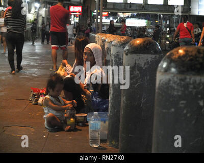 Manila, Philippinen. 6. Mai 2012. Eine obdachlose Frau mit ihrem Kind an den Bürgersteig der Quiapo in Manila während der Rallye gesehen.'' Arbeit gewinnen'' eine Koalition der Gewerkschaftsführer laufen für Senat, sagte, daß sie die einzigen sind, die über die ''real'' Anmeldeinformationen für armutsorientierte Politik im Gegensatz zu anderen Kandidaten für die Wahlen in diesem Jahr zu drücken. Die policial Partei "Partido Lakas ng ng Masa'' bietet sich als Alternative bei den Wahlen in diesem Jahr. Sie sagen, daß Sie nicht auf die Verwaltung oder die Opposition Credit: Josefiel Rivera/SOPA Images/ZUMA Draht/Alamy Leben Nachrichten gehören. Stockfoto