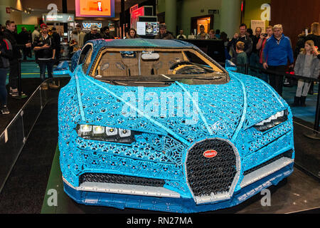 Toronto, Kanada. Februar 16, 2019. Eine volle Größe LEGO Technic Bugatti Chiron auf Anzeige an der 2019 Canadian International Autoshow im Metro Toronto Convention Centre. Dominic Chan/EXimages Credit: EXImages/Alamy leben Nachrichten Stockfoto