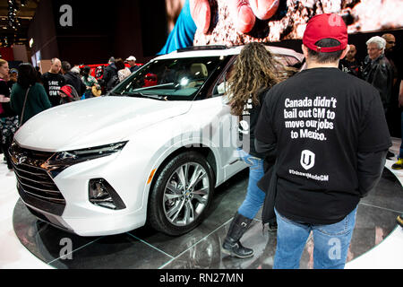 Toronto, Kanada. Februar 16, 2019. Mitglieder der Unifor Protest gegen die 2019 Canadian International Autoshow in Toronto als Teil der Union#SaveOshawaGM Kampagne. Im Hintergrund, eine Mexico-Made 2019 Chevrolet Blazer. Credit: EXImages/Alamy leben Nachrichten Stockfoto