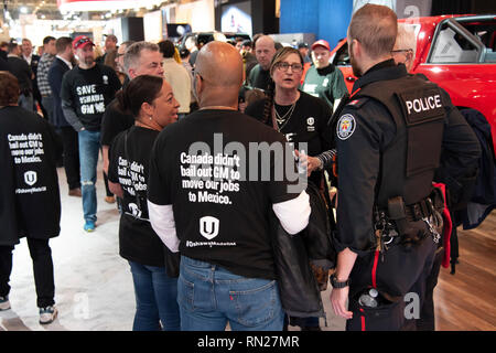 Toronto, Kanada. Februar 16, 2019. Mitglieder der Unifor Protest gegen die 2019 Canadian International Autoshow in Toronto als Teil der Union#SaveOshawaGM Kampagne. Credit: EXImages/Alamy leben Nachrichten Stockfoto