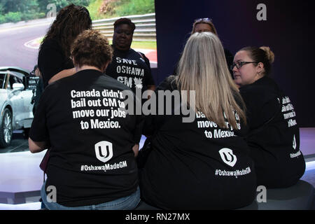 Toronto, Kanada. Februar 16, 2019. Mitglieder der Unifor Protest gegen die 2019 Canadian International Autoshow in Toronto als Teil der Union#SaveOshawaGM Kampagne. Credit: EXImages/Alamy leben Nachrichten Stockfoto