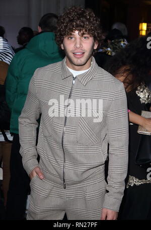 London, Großbritannien. 16. Februar 2019. Eyal Booker in der vorderen Reihe an der felsigen Star Modenschau Herbst Winter 2019 an aus - Termine - London Fashion Week Show auf der Freimaurer Hall. Credit: SOPA Images Limited/Alamy leben Nachrichten Stockfoto