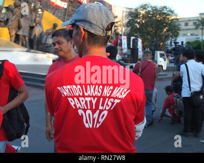 Ein Anhänger gesehen, ein rotes T-Shirt von PLM, (Partido Lakas ng Masa) während der Rallye. "Win" eine Koalition der Gewerkschaftsführer laufen für Senat, sagte, daß sie die einzigen sind, die den 'real' Anmeldeinformationen für armutsorientierte Politik im Gegensatz zu anderen Kandidaten für die Wahlen in diesem Jahr zu drücken. Die policial Partei "Partido Lakas ng ng Masa' bietet sich als Alternative bei den Wahlen in diesem Jahr. Sie sagen, daß Sie nicht auf die Verwaltung oder die Opposition gehören. Stockfoto