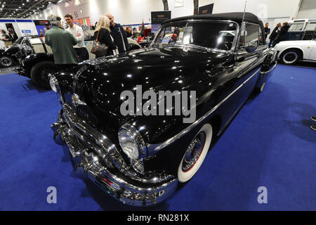 London, Großbritannien. 16. Februar 2019. Ein 50er Oldsmobile 'Rocket '88 Cabrio auf Anzeige an der London Classic Car Show, die auf ExCel London, Vereinigtes Königreich. Rund 700 der schönsten klassischen Autos der Welt werden auf der Messe reicht von Vintage pre-Krieg Tourer zu einem modernen Konzept Autos. Die Show bringt in rund 37.000 Besucher, angefangen von schweren Benzin Köpfe zu Menschen, die einfach nur wunderschön und klassische Fahrzeuge Liebe. Quelle: Michael Preston/Alamy leben Nachrichten Stockfoto