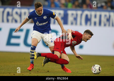 Bastian Oczipka von Schalke 04, links, und der Freiburger Florian Niederlechner sind in Aktion während der deutschen Bundesliga Fußballspiel zwischen dem FC Schalke 04 und SC Freiburg an der VELTINS-Arena, Gelsenkrchen gesehen. (Endstand; SC Freiburg 0:0 FC Schalke 04) Stockfoto