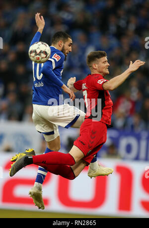 Nabil Bentaleb von Schalke 04, links, und der Freiburger Florian Niederlechner sind in Aktion während der deutschen Bundesliga Fußballspiel zwischen dem FC Schalke 04 und SC Freiburg an der VELTINS-Arena, Gelsenkrchen gesehen. (Endstand; SC Freiburg 0:0 FC Schalke 04) Stockfoto