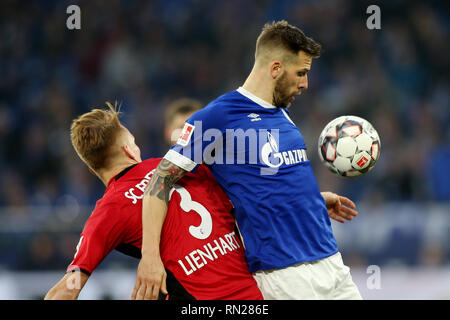 Guido Burgstaller der Schalker, rechts, und der Freiburger Philipp Lienhart sind in Aktion während der deutschen Bundesliga Fußballspiel zwischen dem FC Schalke 04 und SC Freiburg an der VELTINS-Arena, Gelsenkrchen gesehen. (Endstand; SC Freiburg 0:0 FC Schalke 04) Stockfoto