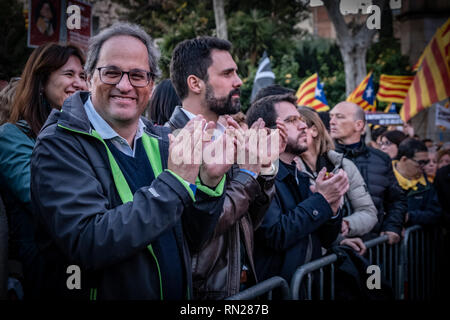 Barcelona, Spanien. 16. Februar 2019. Präsident Quim Torra ist mit anderen Behörden während der Vorführung gesehen. Durch die souveräne Entitäten ANC und Òmnium 200.000 Leute in Barcelona gegen die Judicialization der Anforderungen an sich selbst zeigen, Selbstbestimmung und Unabhängigkeit in Katalonien gerufen. Credit: SOPA Images Limited/Alamy leben Nachrichten Stockfoto