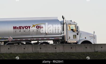 Richmond, British Columbia, Kanada. 27 Jan, 2019. Einem Tankwagen vom McEvoy Oil Company von Bellingham, Washington, verlässt das Vancouver International Airport nach einer grenzüberschreitenden Lieferung von flugbenzin der kanadischen Flughafen. Credit: bayne Stanley/ZUMA Draht/Alamy leben Nachrichten Stockfoto