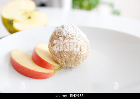 Kartoffelknödel mit Apple Fülle auf weiße Platte fotografiert. Stockfoto