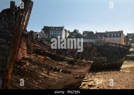 Camaret-sur-Mer, Finistère, Bretagne: Strände und verlassenen Fischerboote Stockfoto