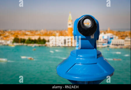 Venedig Panoramablick durch das Okular eines blauen Teleskop gesehen Stockfoto