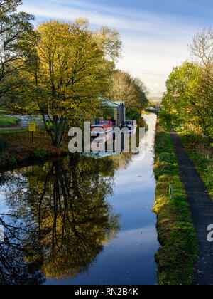 Falkirk, Schottland, Großbritannien - 2 November, 2018: Traditioneller kanalboote sind neben einem Bootshaus auf der Union Canal bei Falkirk in Schottland günstig. Stockfoto