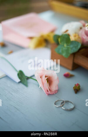 Trauringe in der Nähe der Hochzeit Einladung. Stockfoto