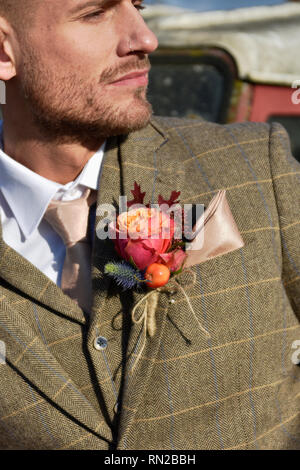 Ein schönes Paar erhalten, in einem romantischen Bauernhof Lage verheiratet - Sie ist eine Rothaarige und wers eine kurze vintage Wedding Dress. Er ist gross und hat Tatoos Stockfoto