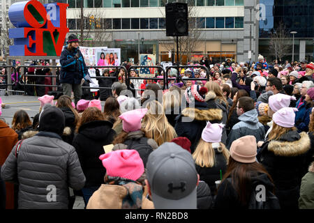 Rat - am großen Kandidaten Cherry Cohen spricht mit einer Masse an der Love Park versammelt, während der März der Frauen am 19. Januar 2019, in Philadelphia, PA. Stockfoto