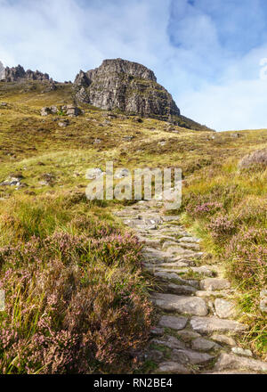 Ein wandern Wanderweg steigt durch Heather und Felsen auf dem Gipfel des Stac Pollaidh Berg in Assynt in den Highlands von Schottland. Stockfoto