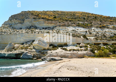 In der Umgebung des schönen Ferienort Agua Amarga in Cabo de Gata Naturpark (Spanien) sind fantastische Klippen mit Höhlen in den Felsen gehauen. Stockfoto