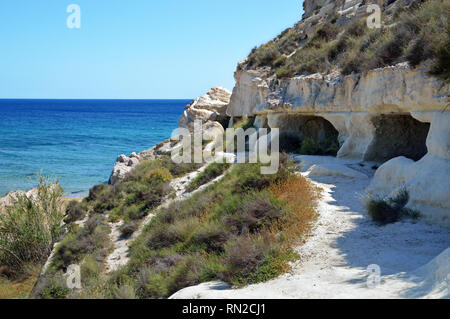 In der Umgebung des schönen Ferienort Agua Amarga in Cabo de Gata Naturpark (Spanien) sind fantastische Klippen mit Höhlen in den Felsen gehauen. Stockfoto