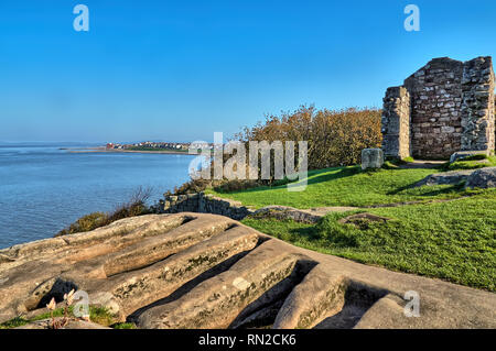 11. Jahrhundert Stein Gräber in den Ruinen der alten St. Patrick's Kapelle, Heysham, Lancashire, Nordengland. Stockfoto