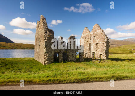 Die Ruinen von Calda Haus stand am Ufer des Loch Assynt See unter den Bergen von Sutherland in den Highlands von Schottland. Stockfoto
