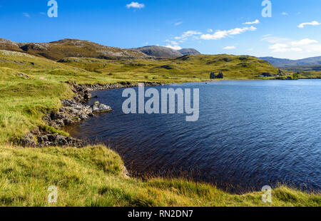 Die Ruinen von Calda Haus stand am Ufer des Loch Assynt See unter den Bergen von Sutherland in den Highlands von Schottland. Stockfoto