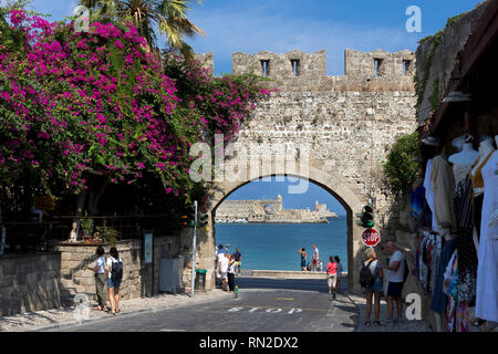 Die Insel Rhodos, Griechenland - 12. September 2018. Menschen gehen durch das Tor der Jungfrau, an den Seiten eine Taverne und Dress Shop. Dodekanes Inseln. Stockfoto