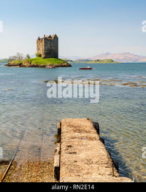 Die Sonne scheint auf die defensive Island House of Castle Stalker in Loch Linnhe in Argyll in den westlichen Highlands von Schottland, wie in Monty Python empfohlene und Stockfoto