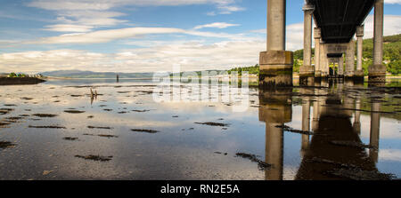 Die A9 Kessock Brücke der Beauly Firth, ein Ästuar- Einlass der Nordsee in Inverness in den Highlands von Schottland überquert. Stockfoto