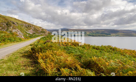 Eine einspurige Landstraße Winde über das Moor an der Atlantikküste von den Applecross Halbinsel in den westlichen Highlands von Schottland. Stockfoto